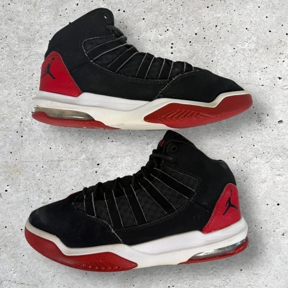 Kids Jordan Max Aura size 5.5Y